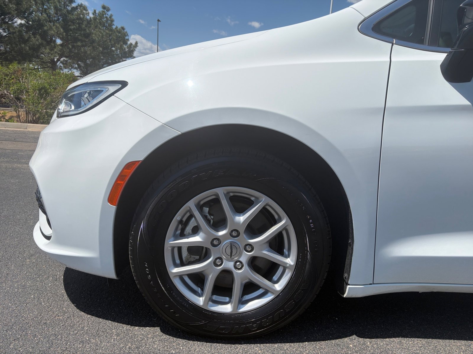 Used 2024 Chrysler Pacifica Touring-L FWD image 10