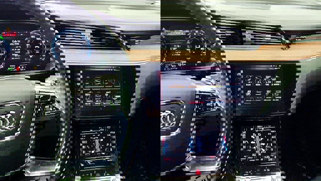 Used 2019 Audi e-tron Prestige w/ Prestige Package image 17