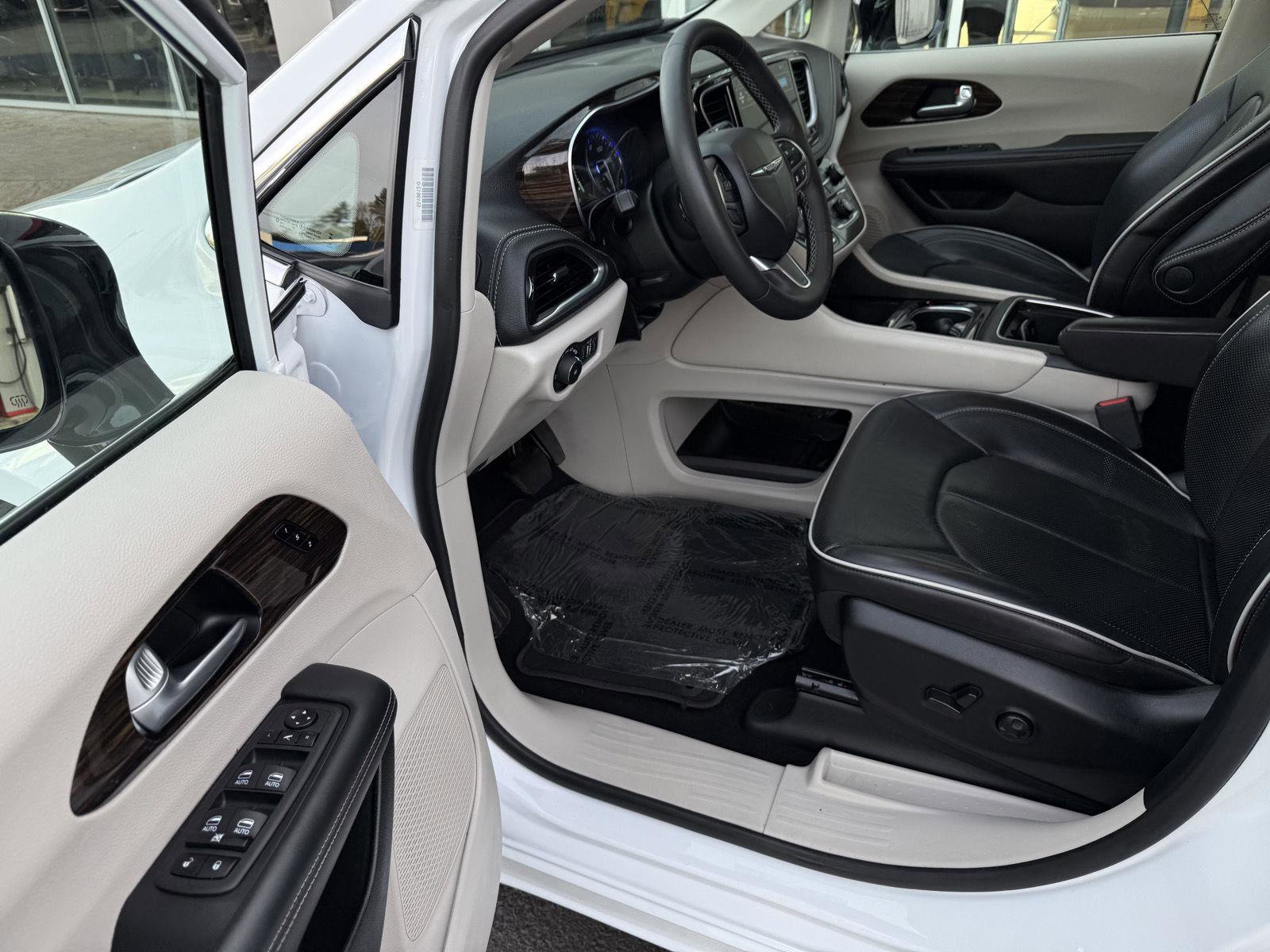 Used 2024 Chrysler Pacifica Limited image 10