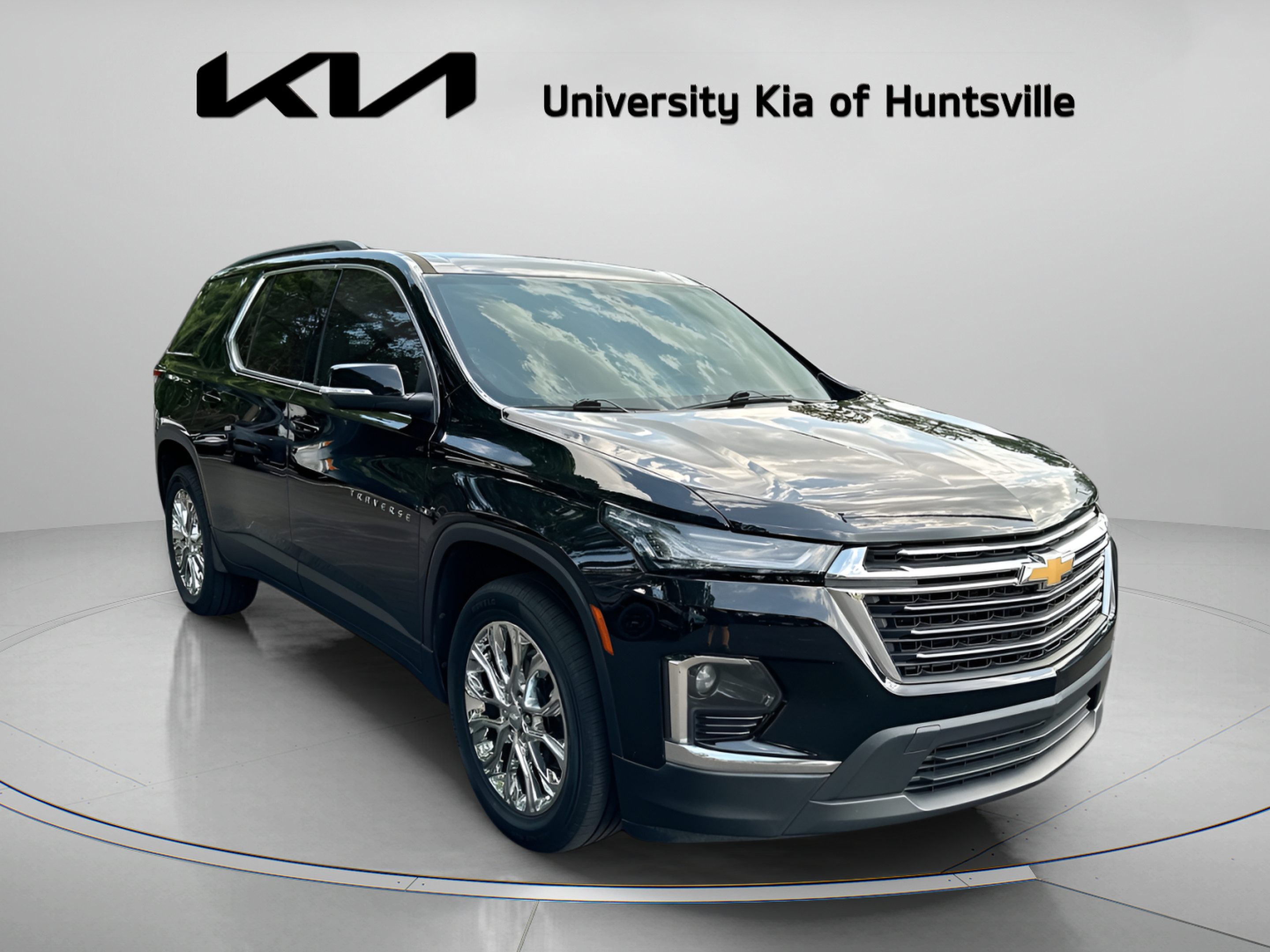 Used 2022 Chevrolet Traverse LT FWD image 2