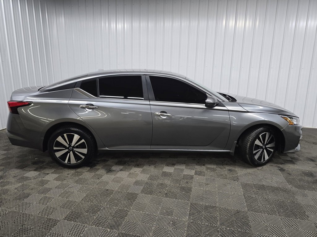 Used 2022 Nissan Altima 2.5 SV w/ SV Premium Package image 2