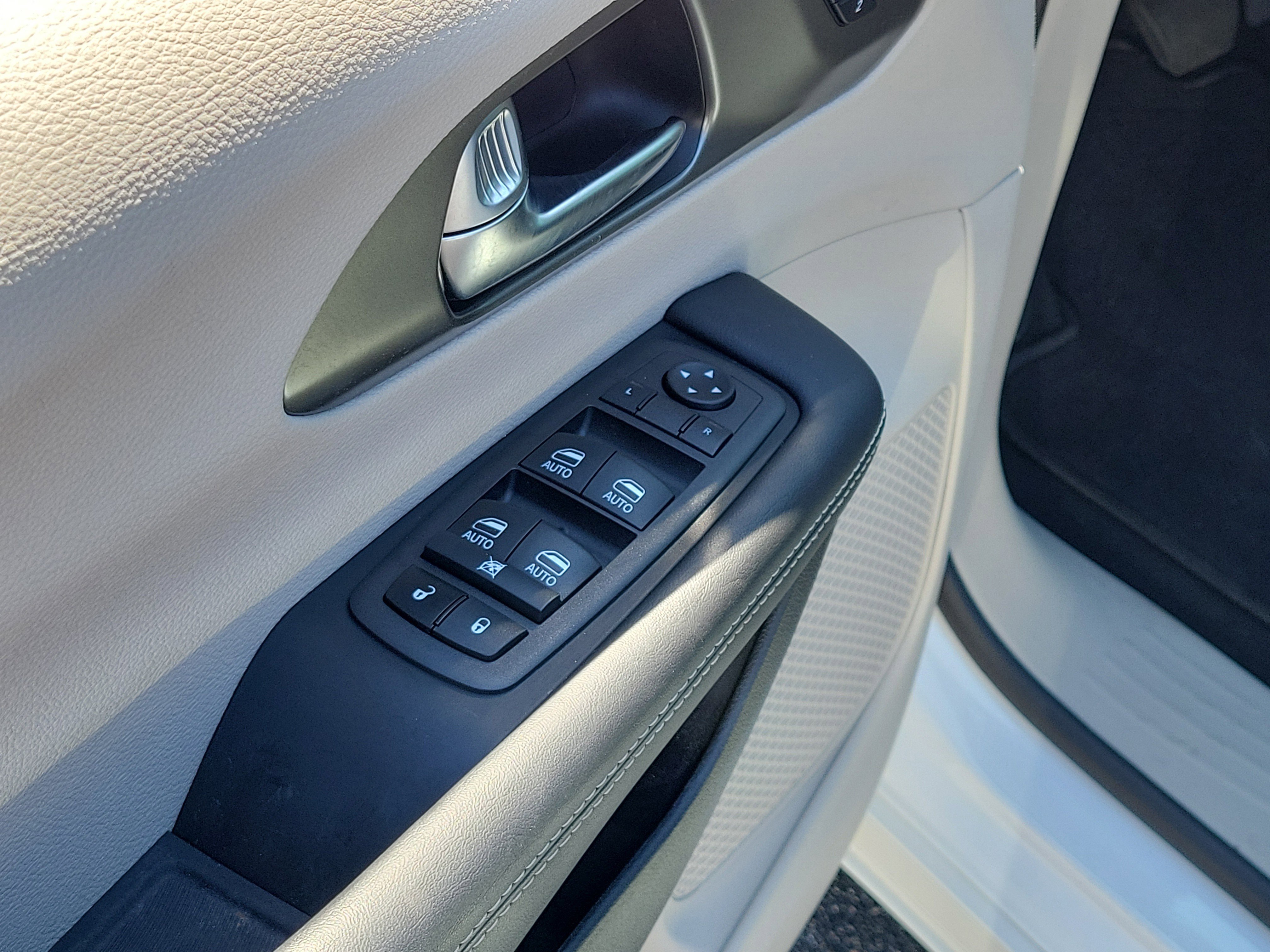 Used 2022 Chrysler Pacifica Touring-L w/ Uconnect Theater Family Group image 19