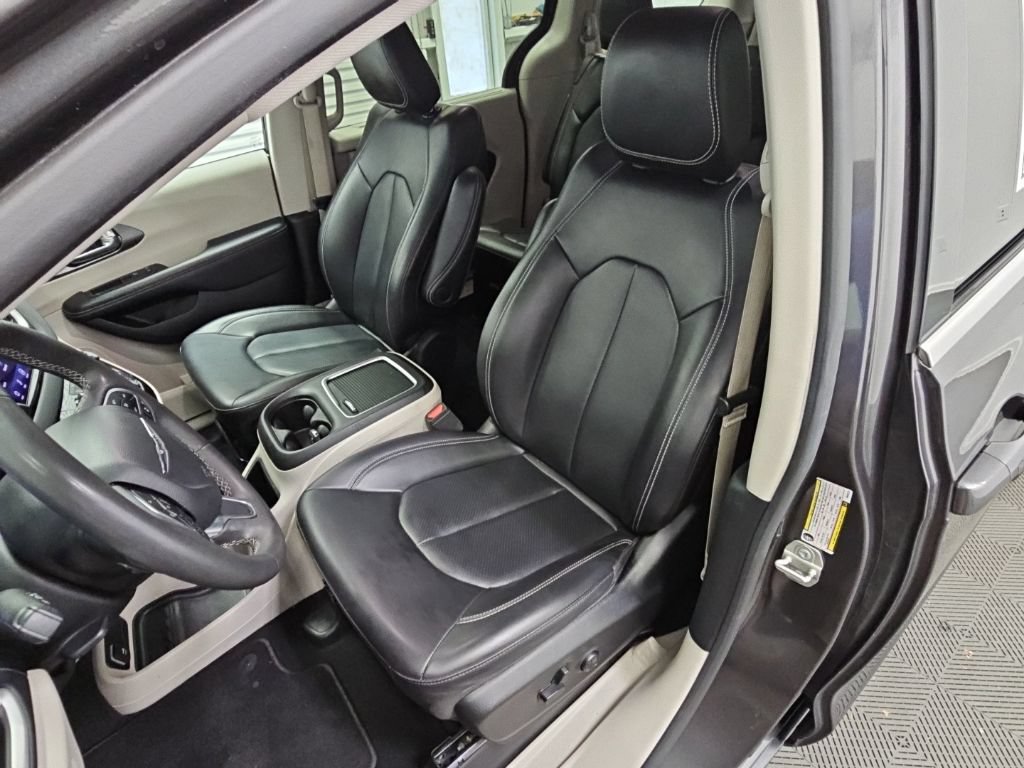 Used 2023 Chrysler Pacifica Touring-L FWD image 28