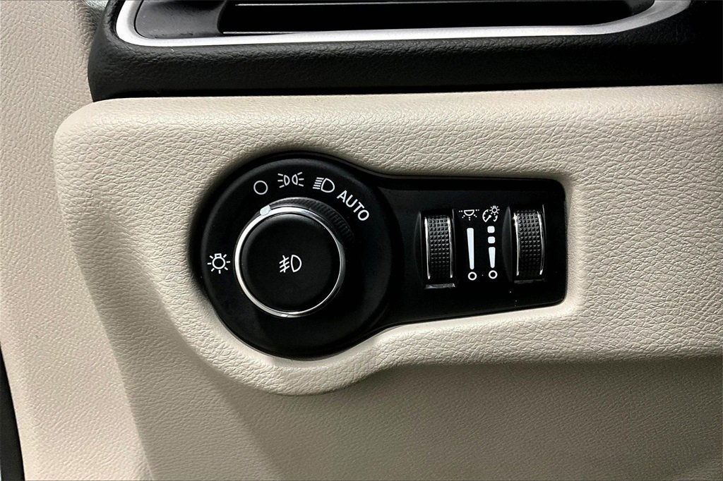 Used 2023 Chrysler Pacifica Touring-L image 17