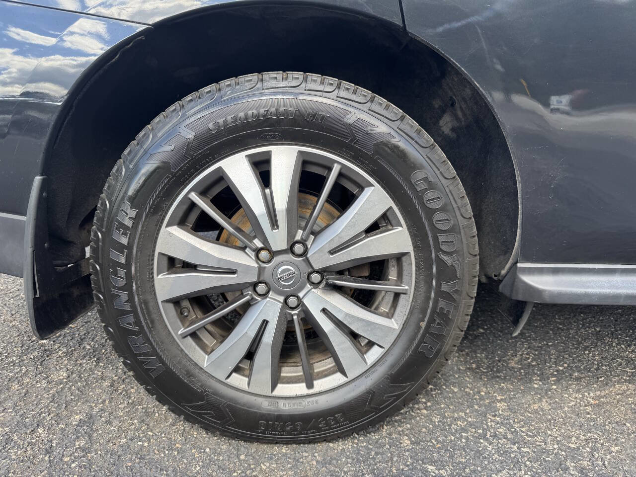 Used 2019 Nissan Pathfinder SV image 3