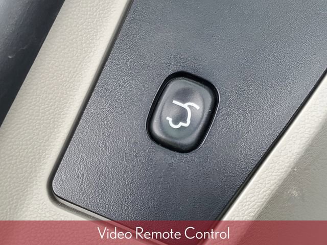 Used 2014 Chrysler Town & Country Touring-L image 11