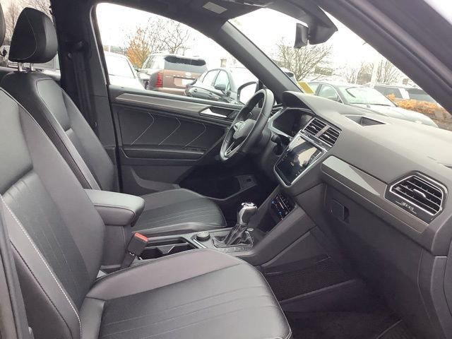 Used 2022 Volkswagen Tiguan SE R-Line image 29