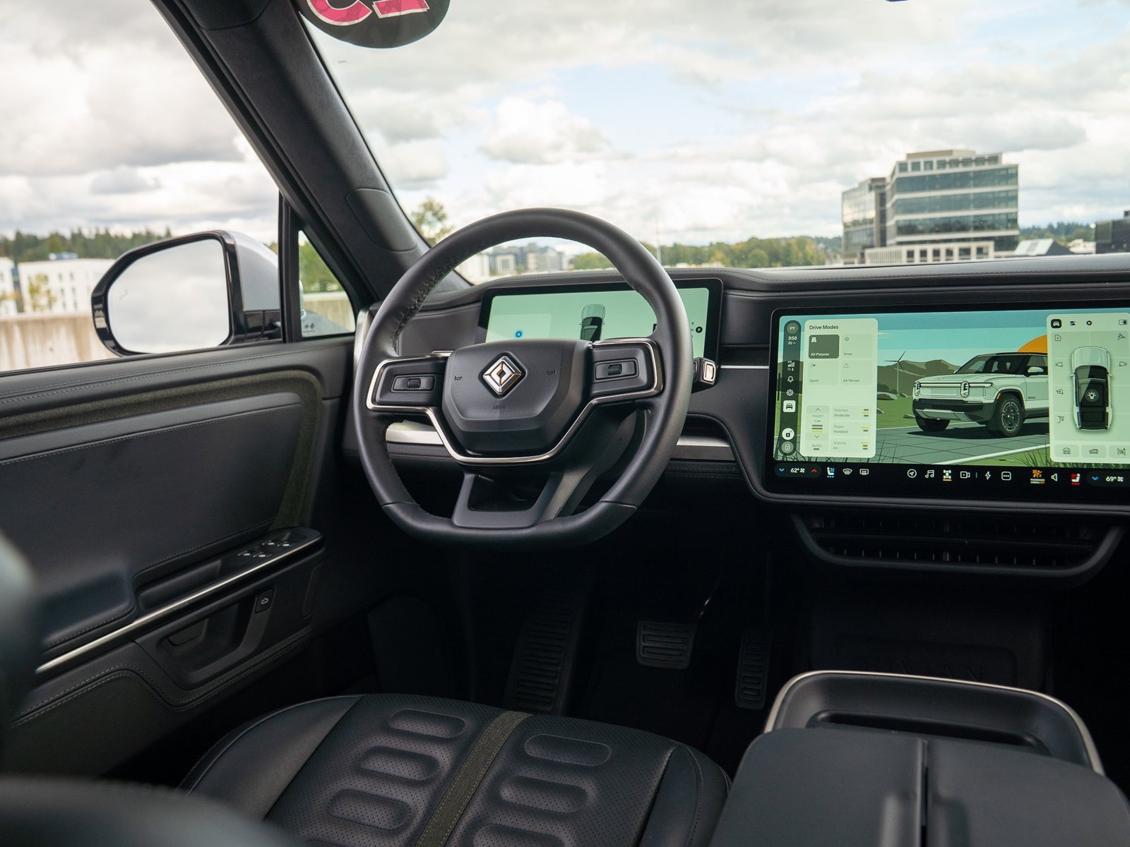 Used 2025 Rivian R1S Adventure Dual AWD/4WD image 18