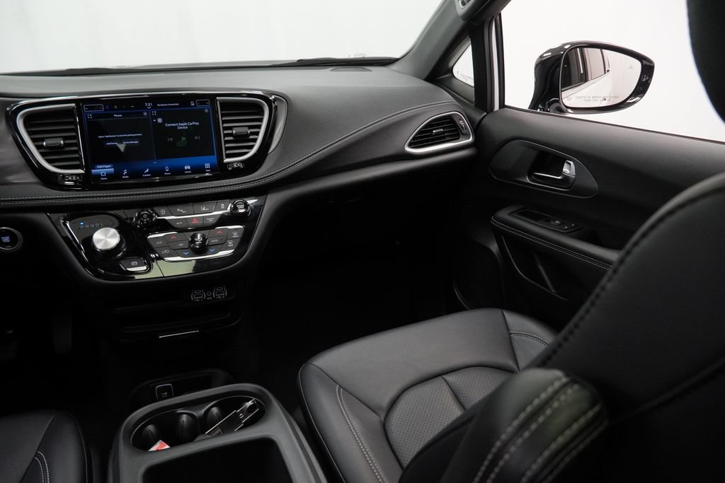 Certified 2025 Chrysler Pacifica Select AWD/4WD image 28