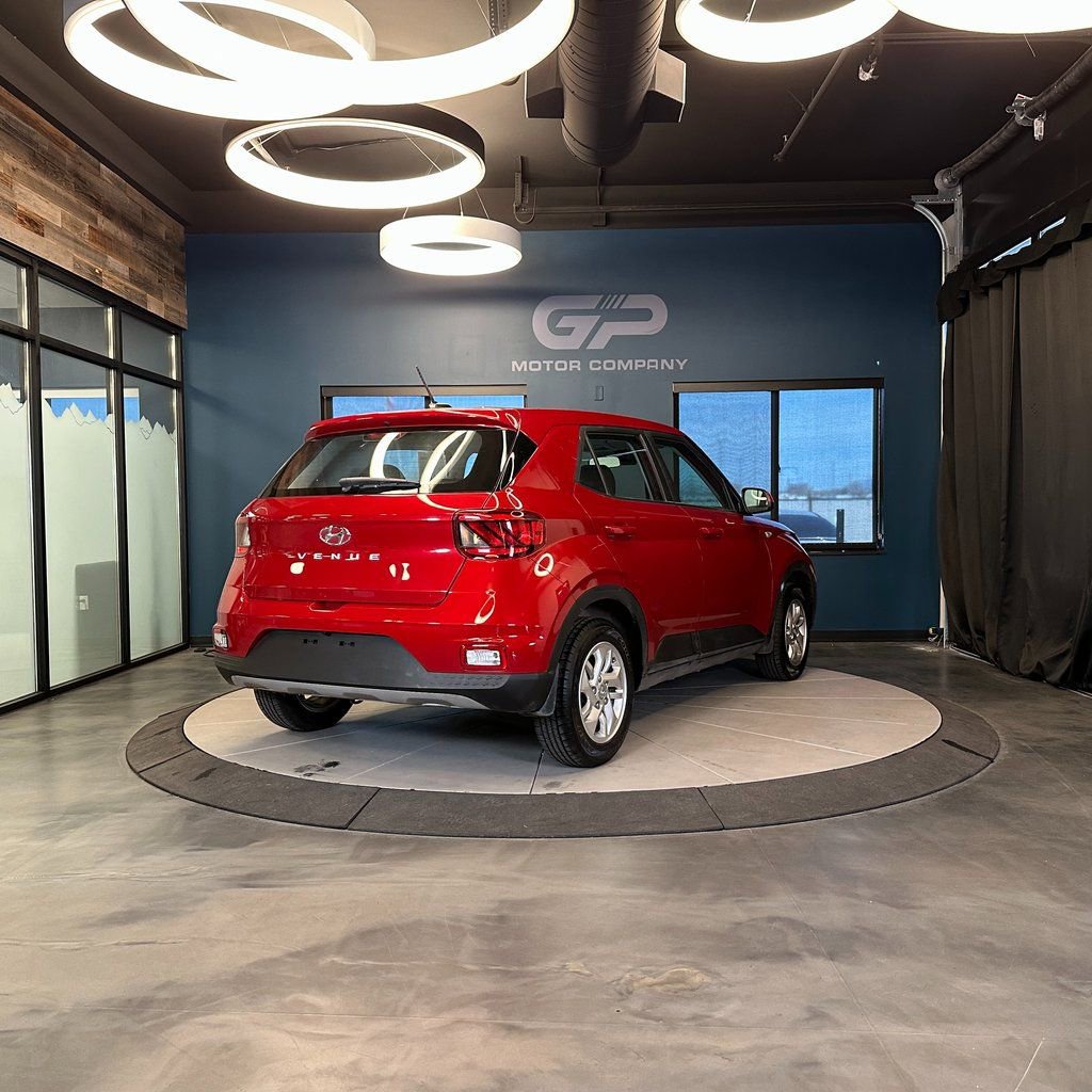 Used 2023 Hyundai Venue SE image 2