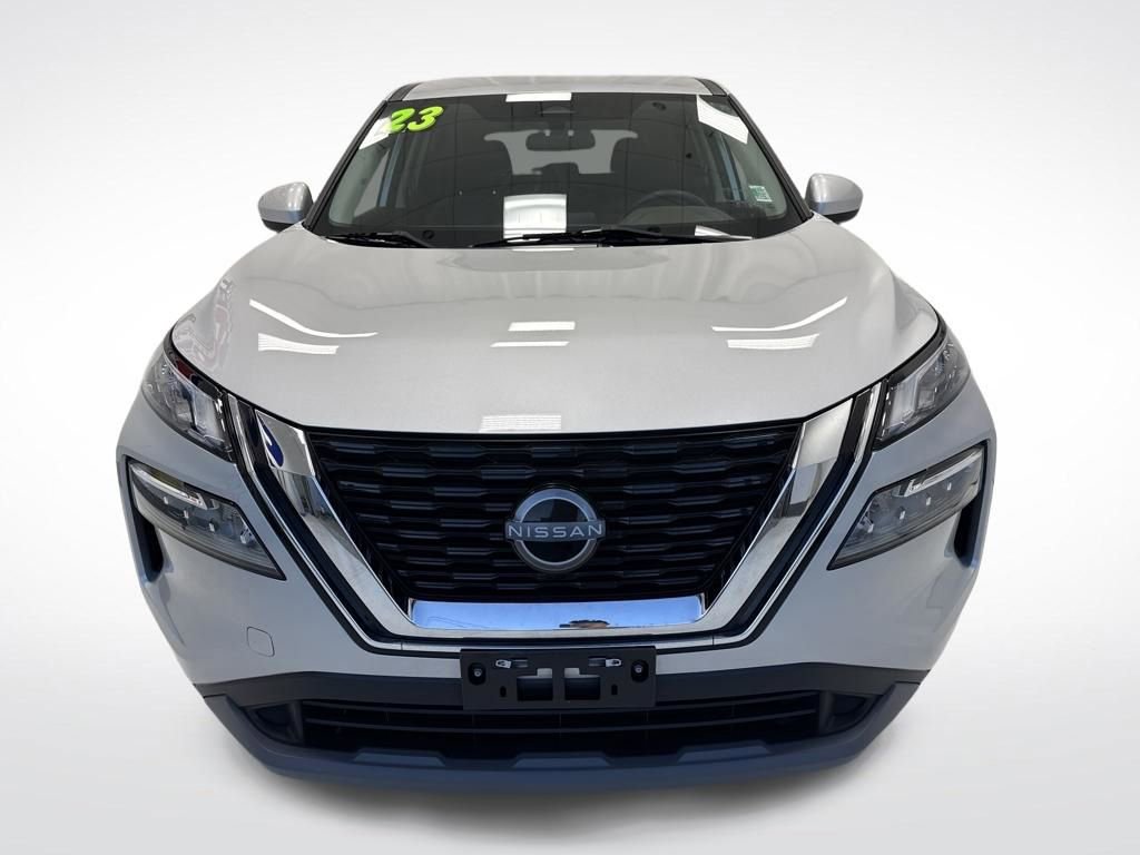 Used 2023 Nissan Rogue SV image 2