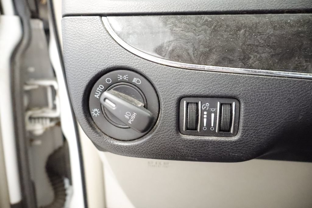 Used 2014 Chrysler Town & Country Touring FWD image 23