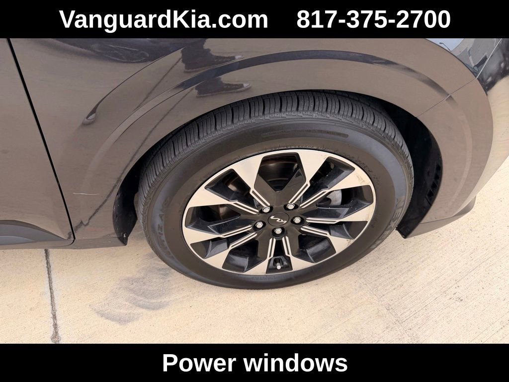 Used 2024 Kia Carnival EX image 11