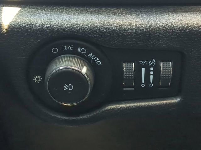 Used 2021 Chrysler Pacifica Touring-L w/ Uconnect Theater Family Group FWD image 29