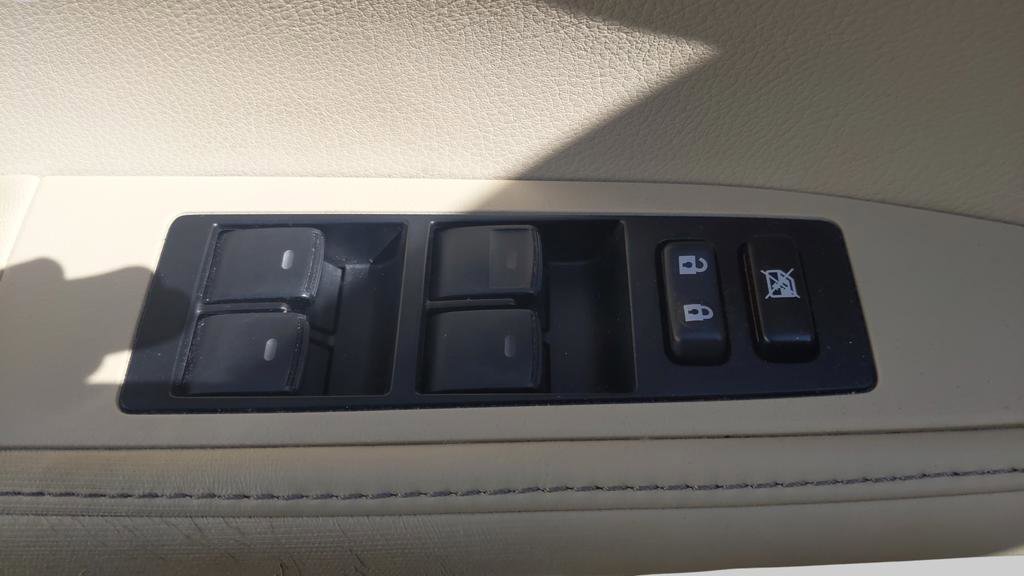 Used 2013 Lexus ES 300h w/ Luxury Pkg image 16