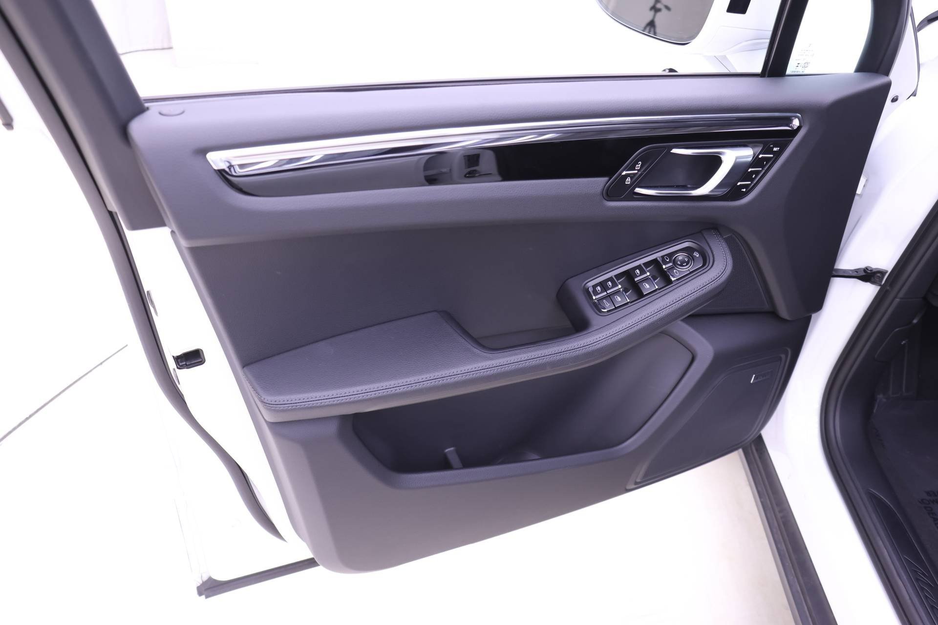 Used 2025 Porsche Macan image 15