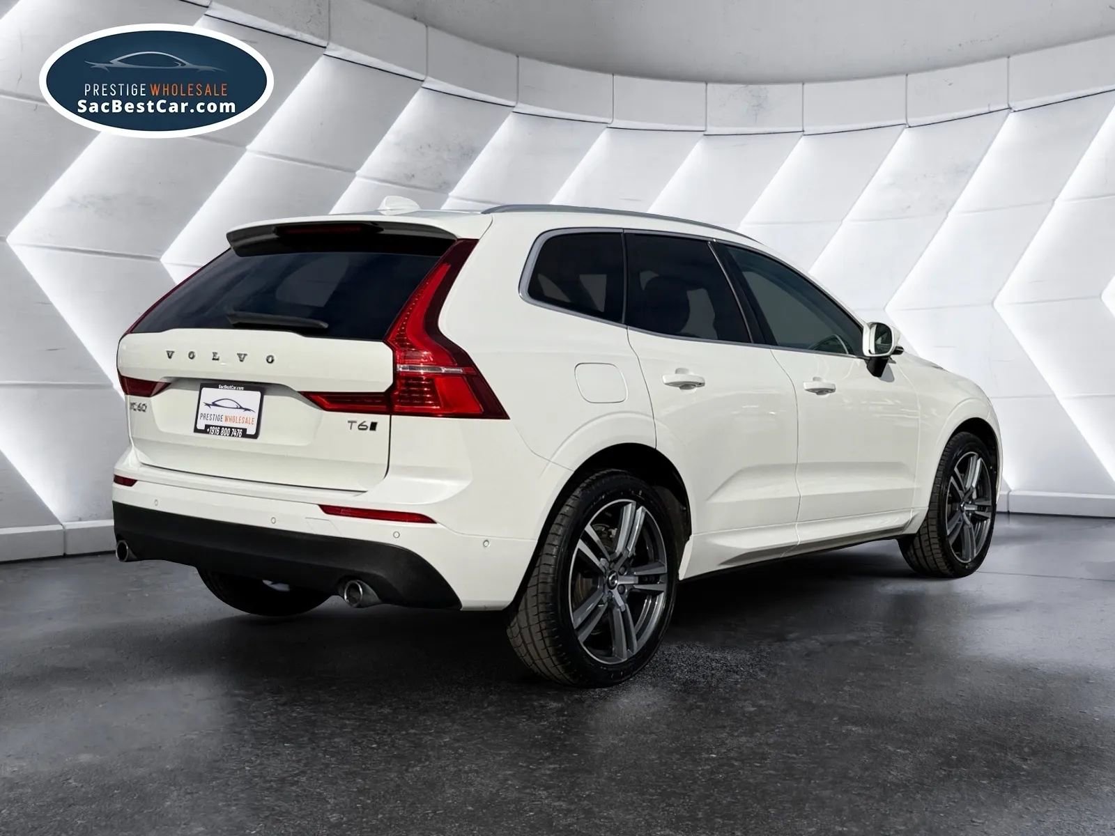 Used 2018 Volvo XC60 T6 Momentum w/ Convenience Package image 5