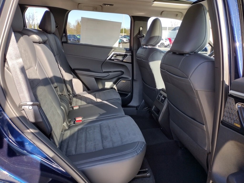 New 2025 Mitsubishi Outlander SE image 11