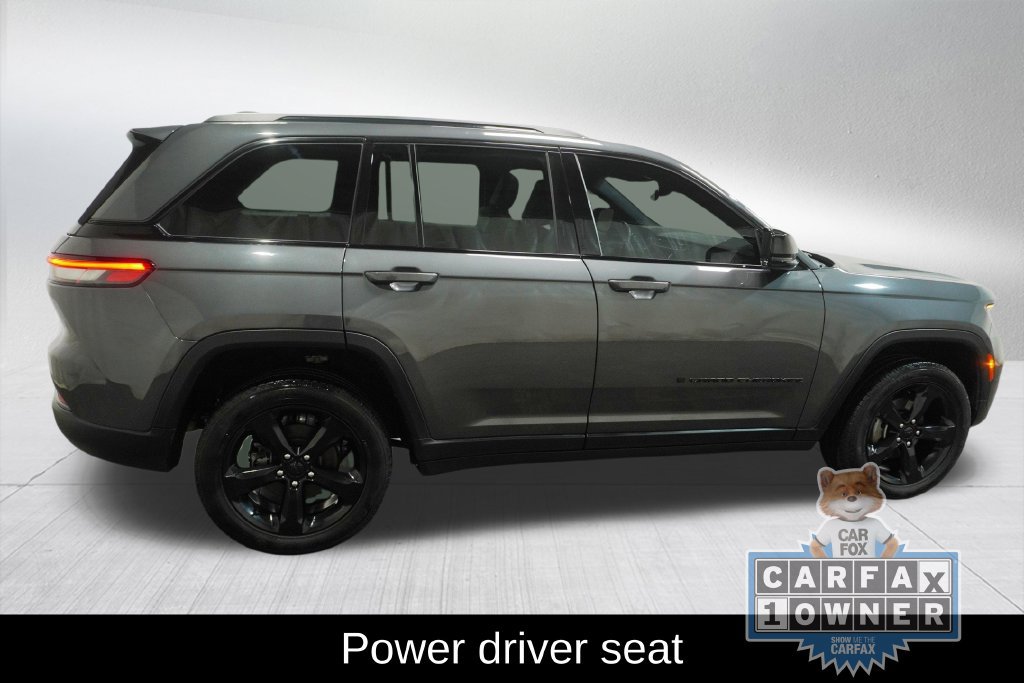 Used 2025 Jeep Grand Cherokee Altitude AWD/4WD image 5