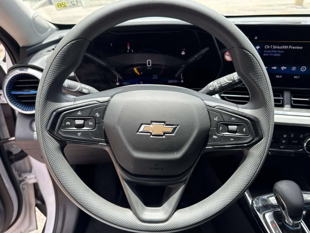 Used 2025 Chevrolet Trax LT FWD image 20