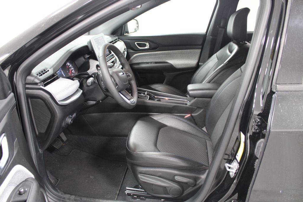 Used 2025 Jeep Compass Latitude AWD/4WD image 19