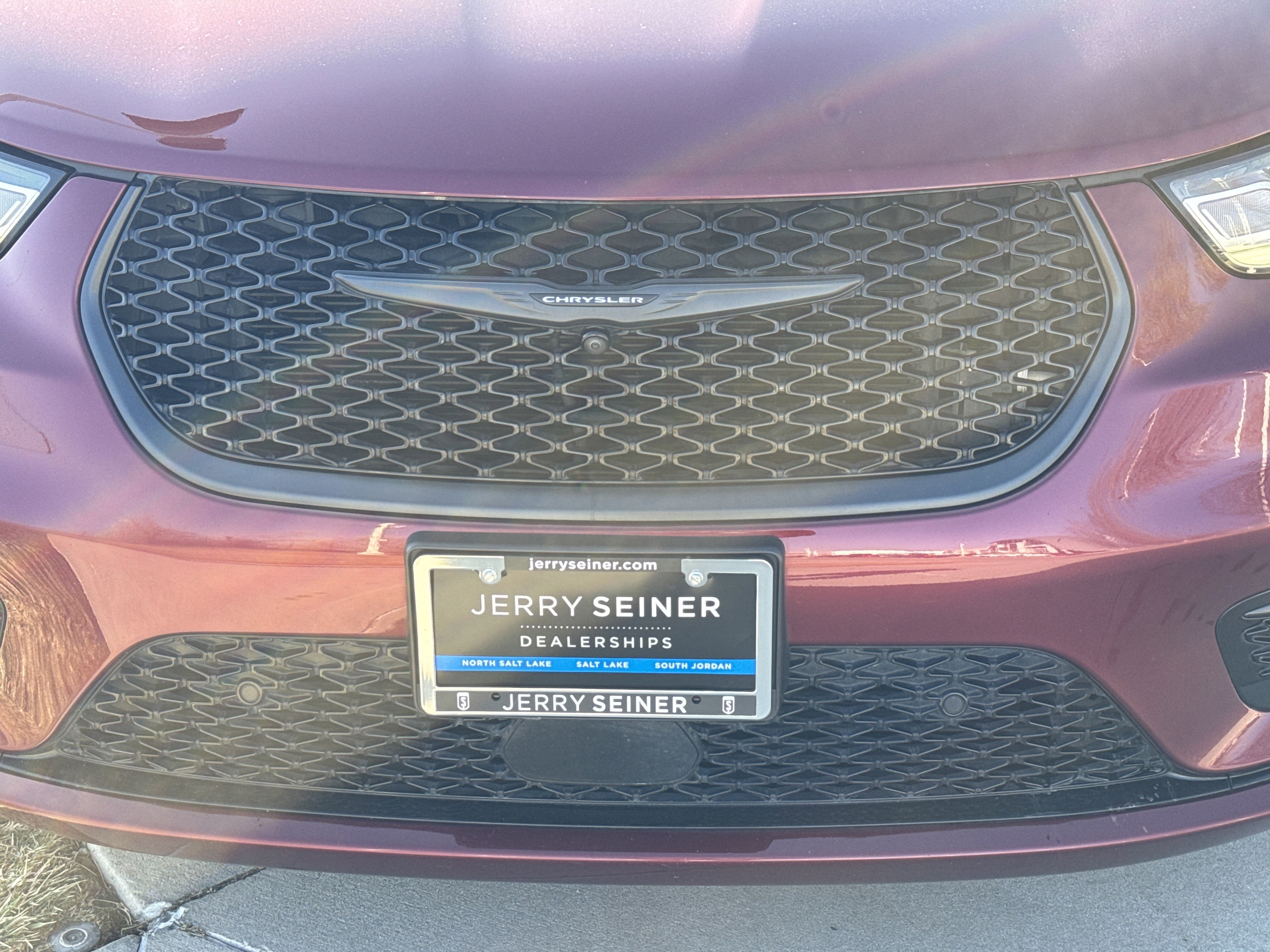 Used 2023 Chrysler Pacifica Touring-L w/ S Appearance Package image 9