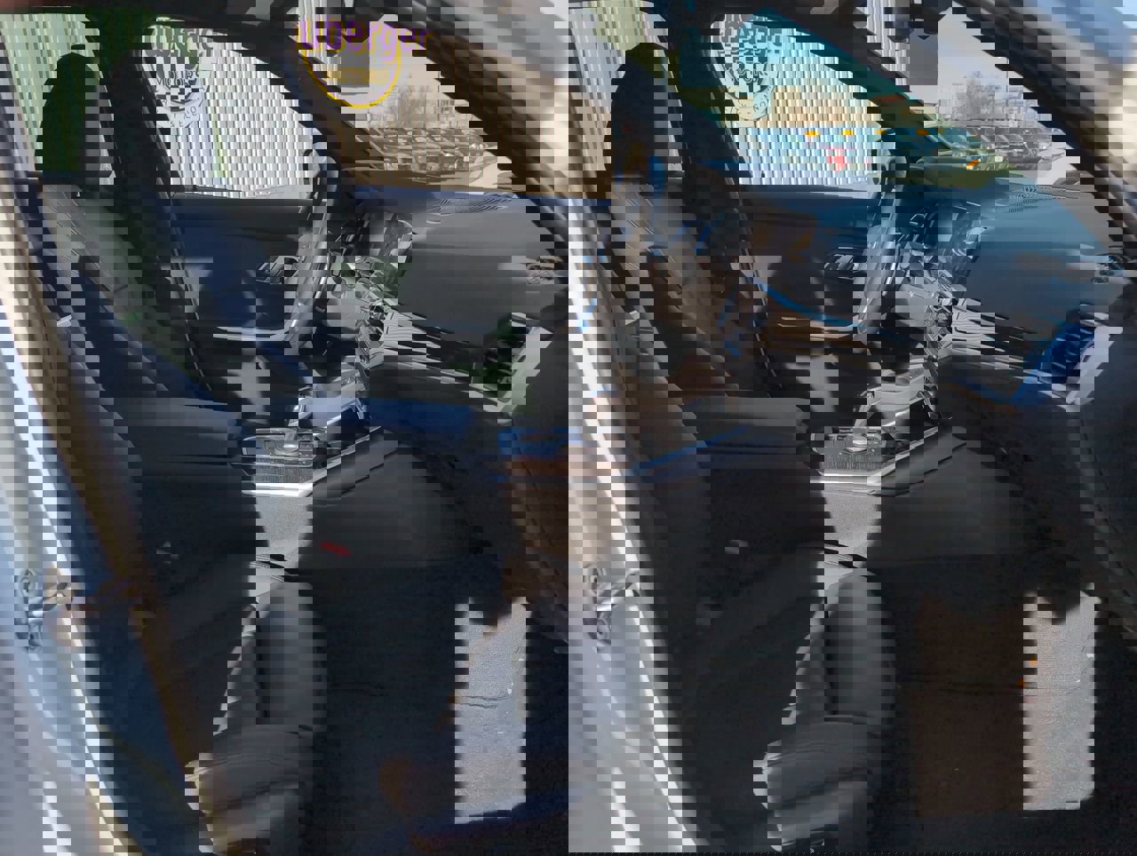 Used 2020 BMW 330i xDrive Sedan w/ Convenience Package image 17