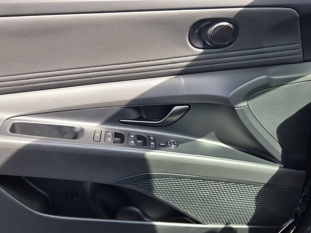Certified 2025 Hyundai Elantra SEL FWD image 23