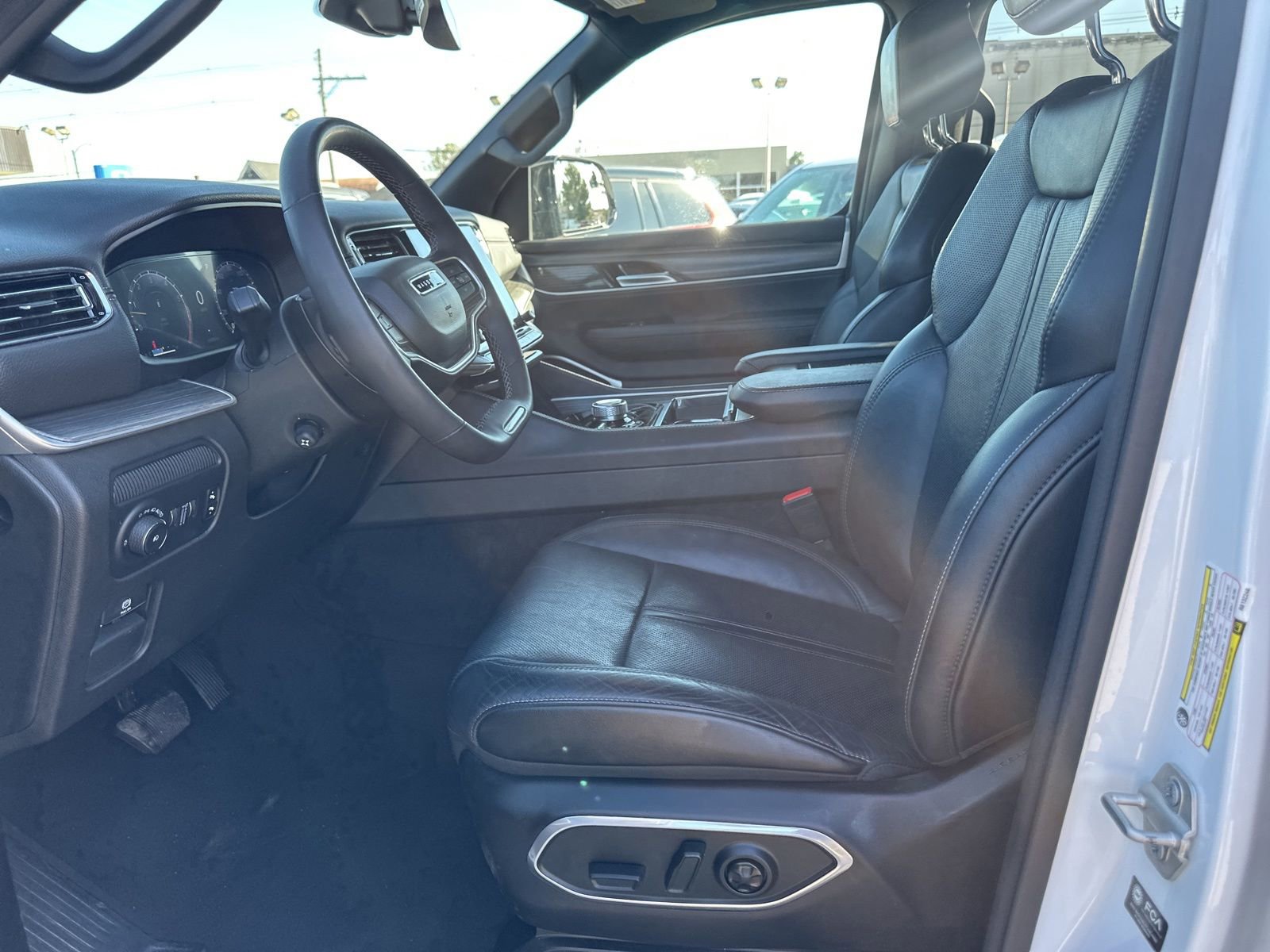 Used 2024 Jeep Wagoneer L Series II w/ Flexible Seating Group image 25