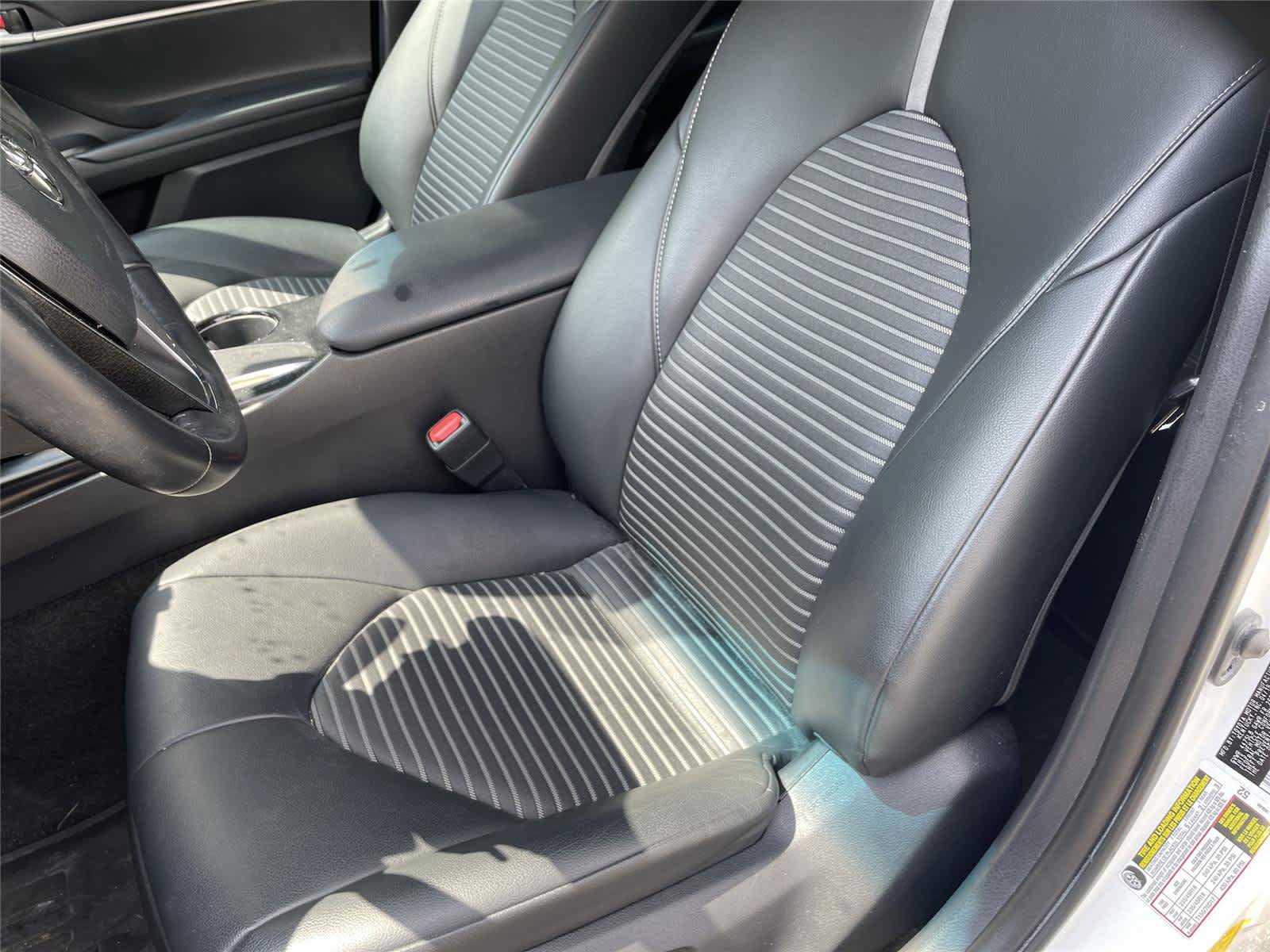 Used 2019 Toyota Camry SE w/ Convenience Package FWD image 12