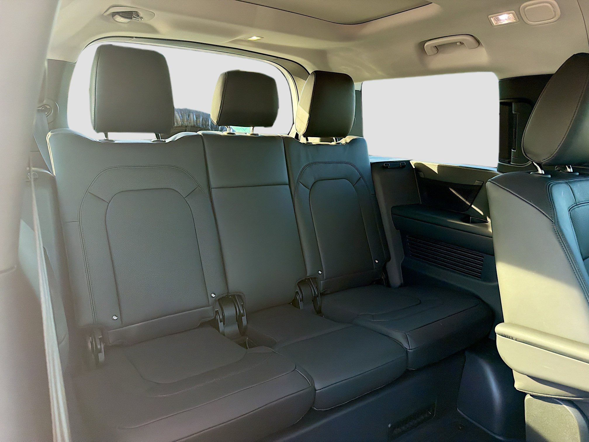 Used 2025 Land Rover Defender 130 S image 21