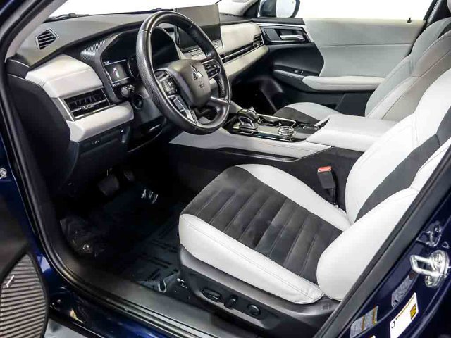 Used 2025 Mitsubishi Outlander SE AWD/4WD image 13