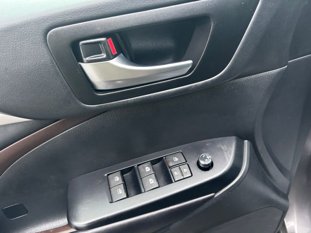 Used 2019 Toyota Highlander XLE image 20