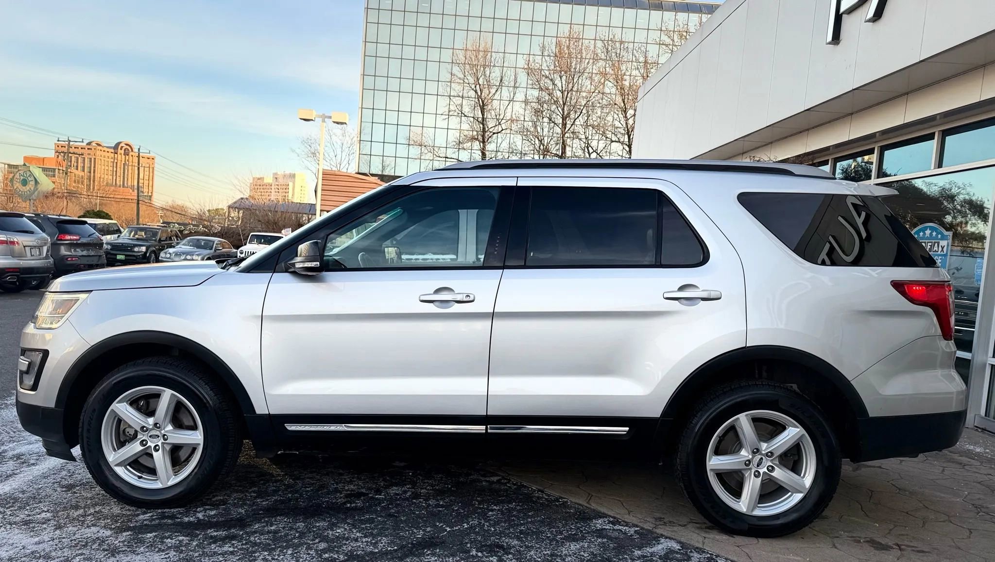 Used 2016 Ford Explorer XLT w/ Equipment Group 202A image 4