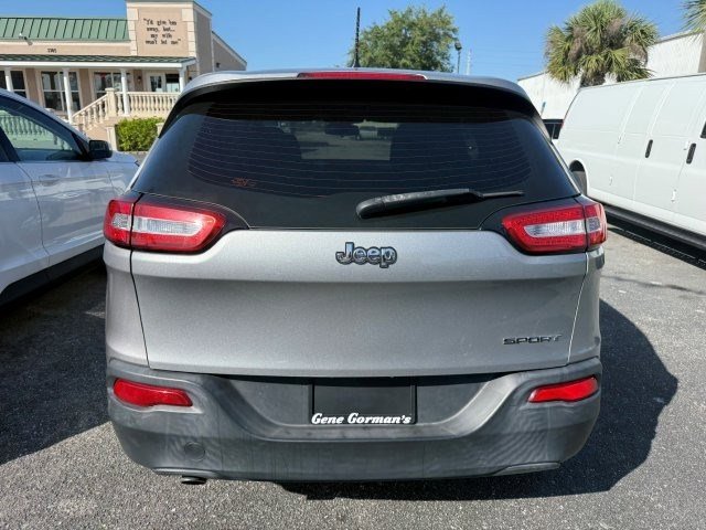 Used 2016 Jeep Cherokee Sport FWD image 4