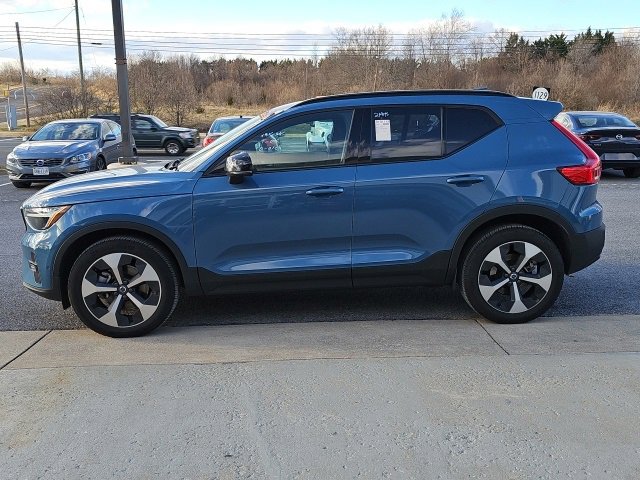 Used 2025 Volvo XC40 B5 Plus image 3
