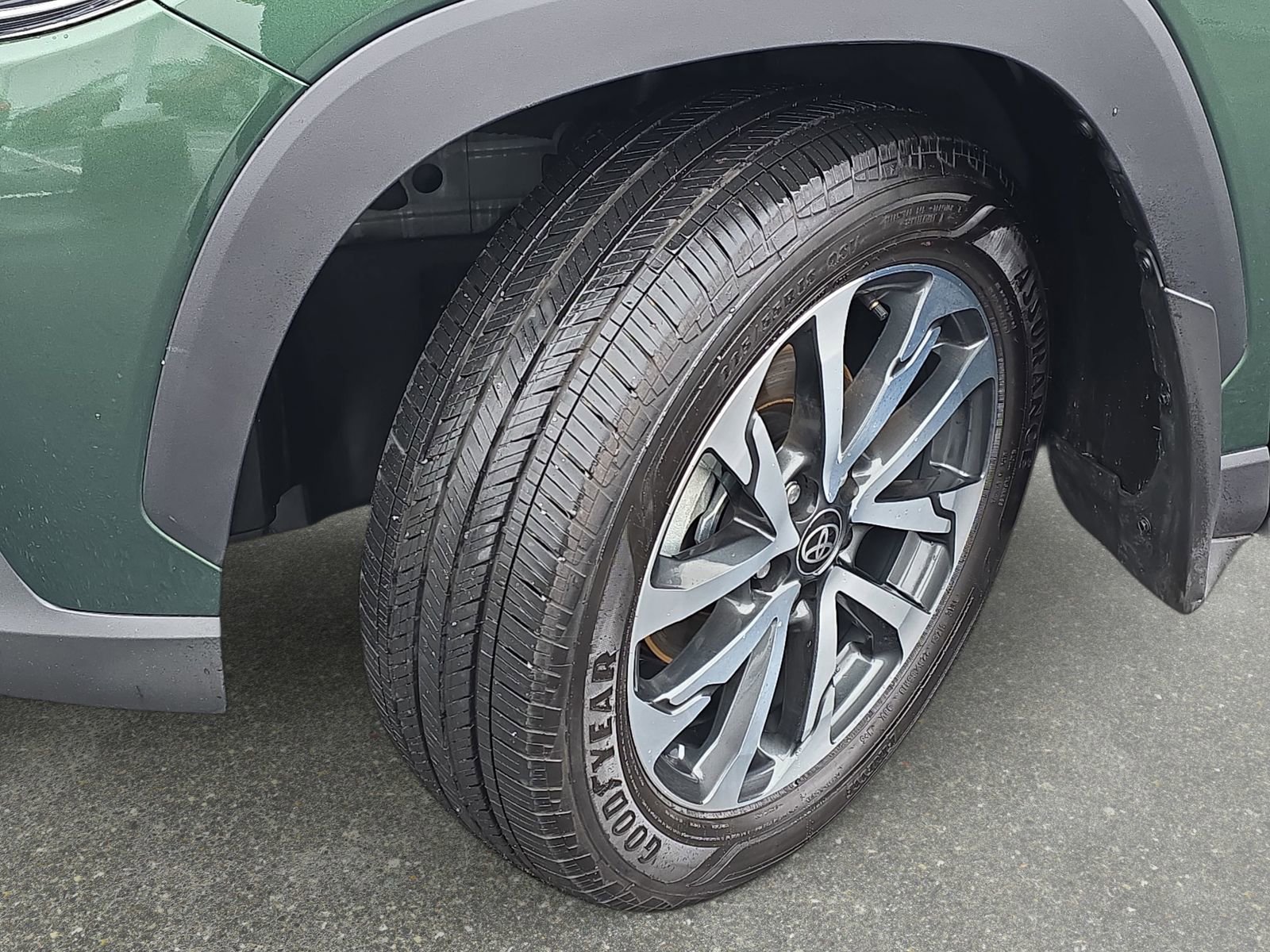 Used 2025 Toyota Corolla Cross XLE w/ Convenience Package image 32