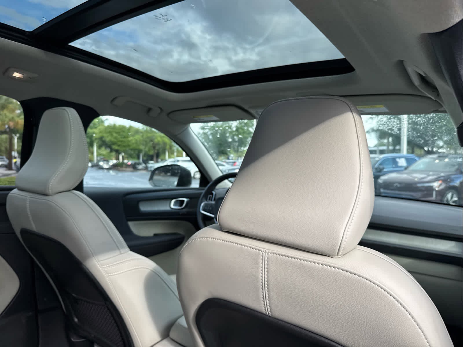 Certified 2025 Volvo XC40 B5 Plus AWD/4WD image 23
