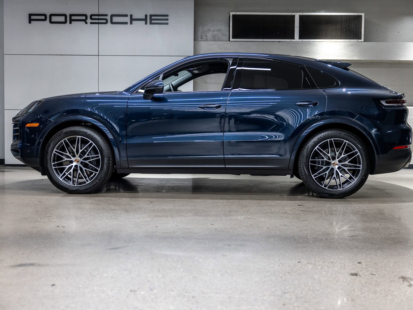 Certified 2025 Porsche Cayenne Coupe image 2