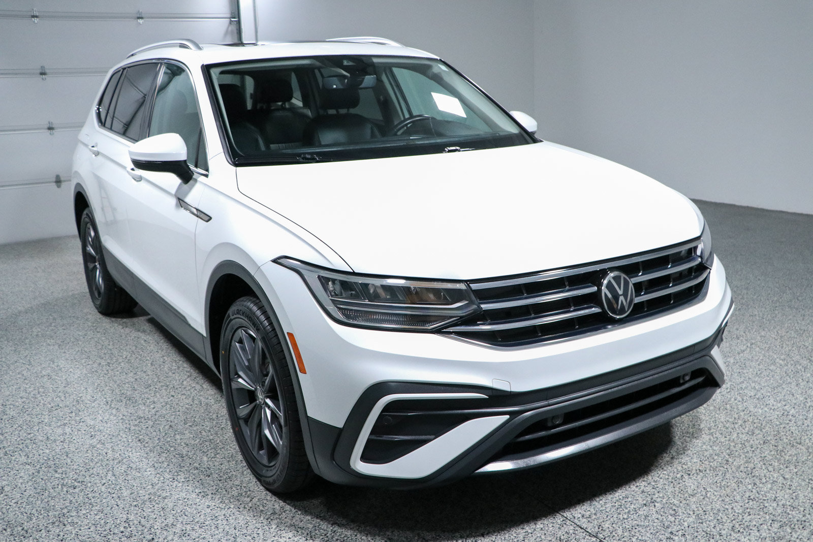 Used 2023 Volkswagen Tiguan SE w/ Panoramic Sunroof Package FWD image 5
