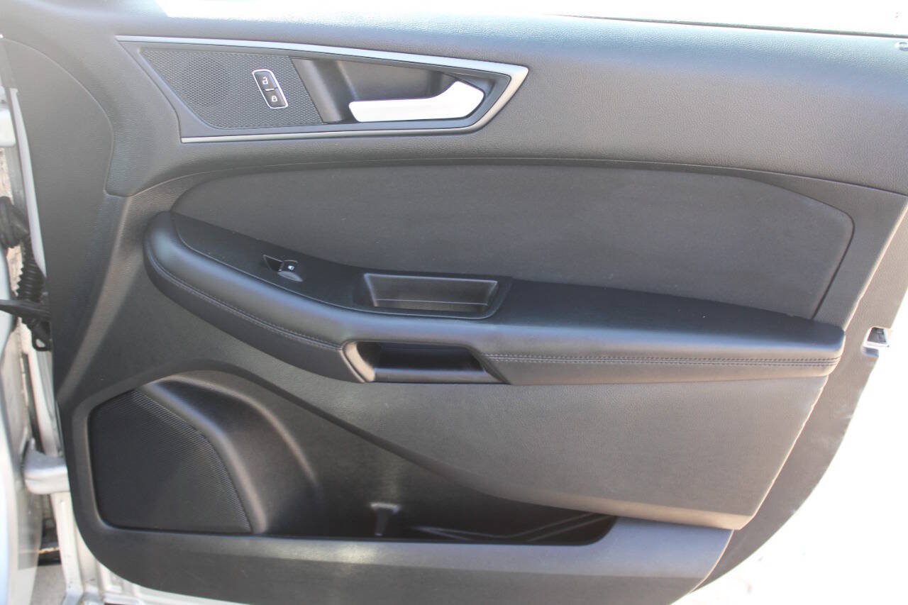 Used 2018 Ford Edge SE FWD image 12
