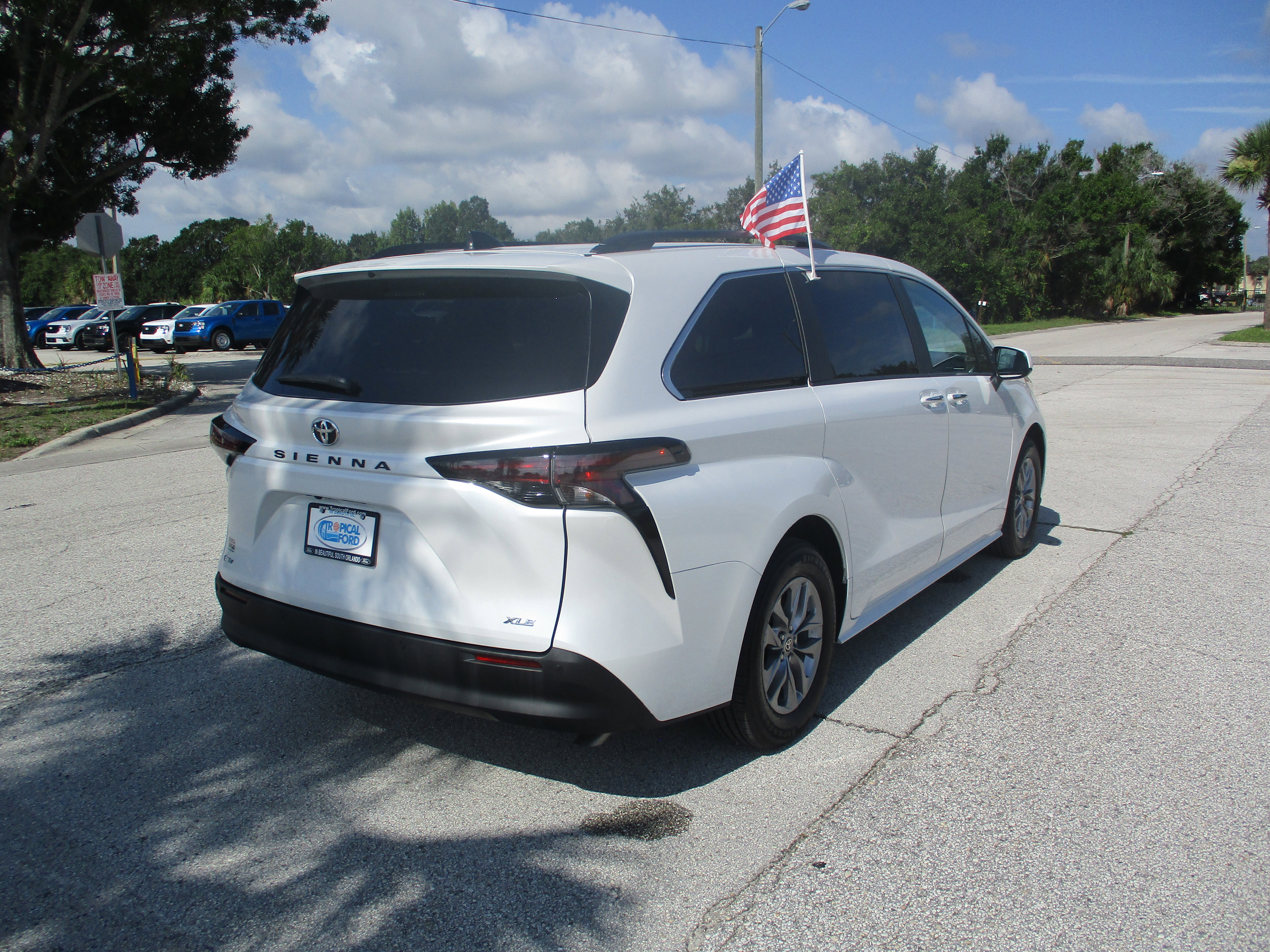 Used 2026 Toyota Sienna XLE FWD image 7
