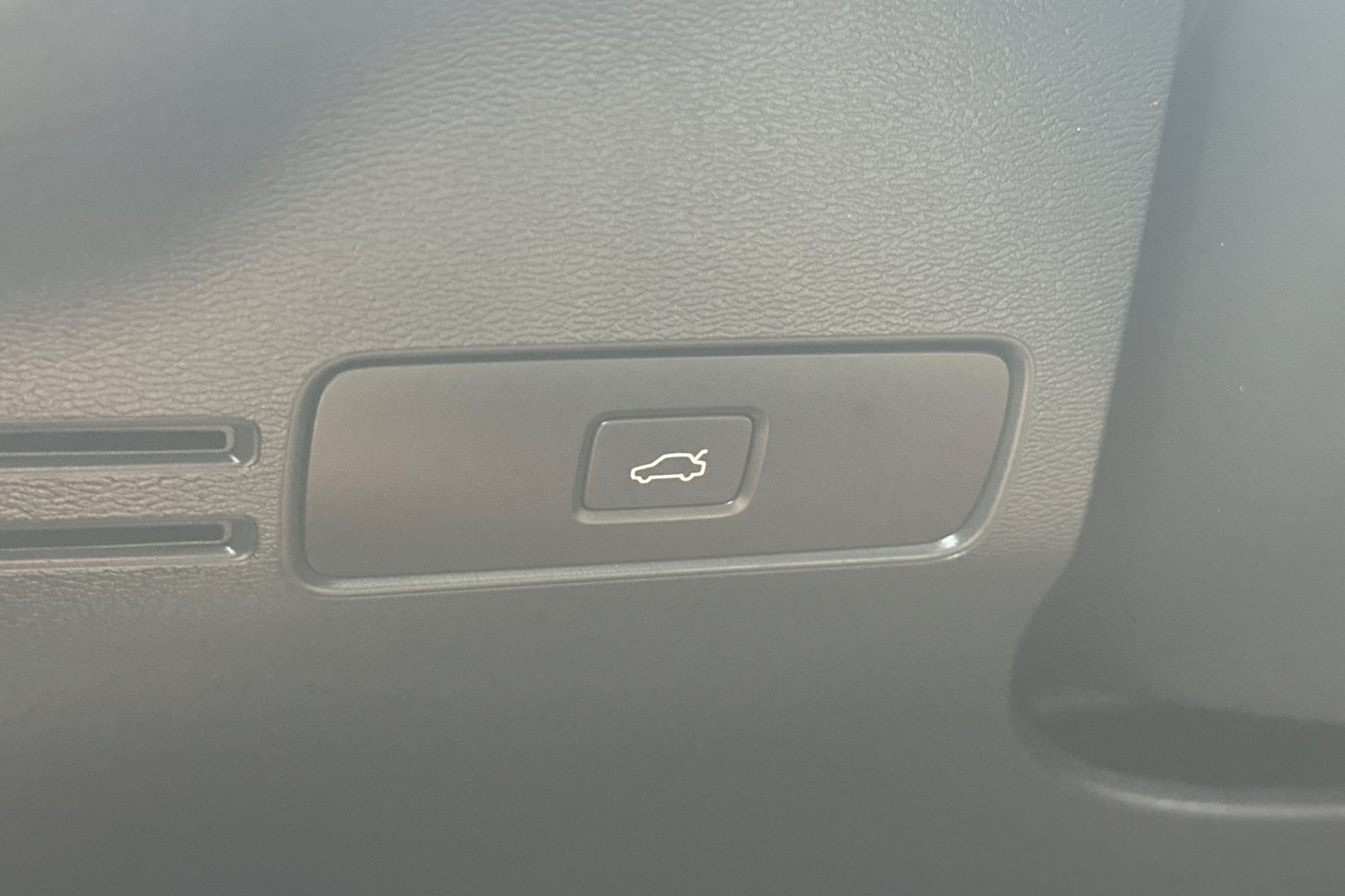 Certified 2023 Volvo C40 P8 Recharge Ultimate w/ Protection Package Premier AWD/4WD image 32