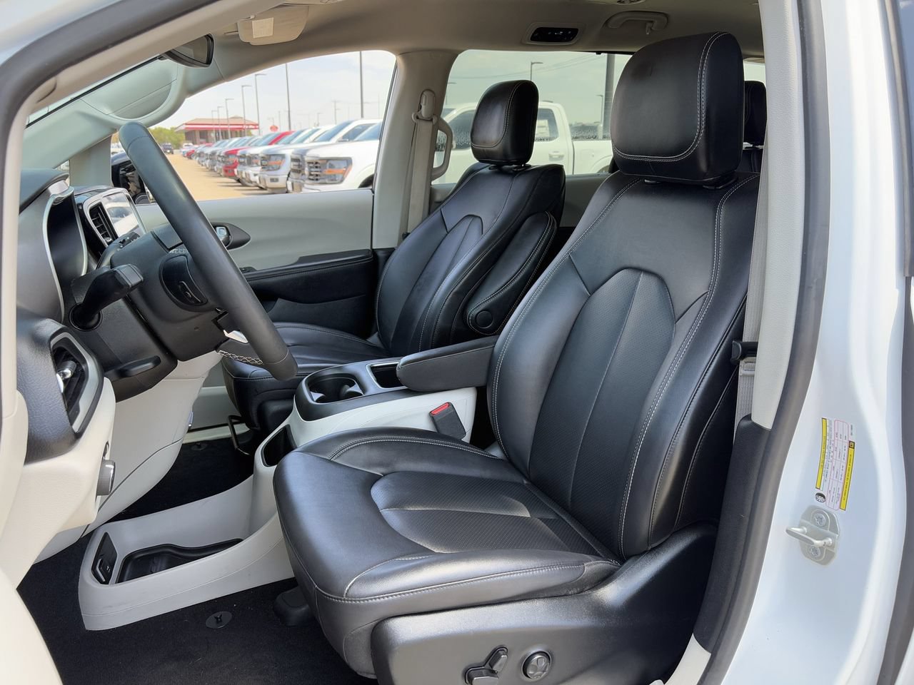 Used 2024 Chrysler Pacifica Touring-L FWD image 26