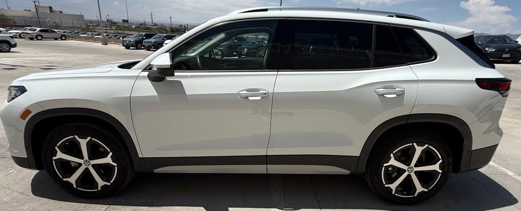 Certified 2025 Volkswagen Tiguan SE FWD image 6