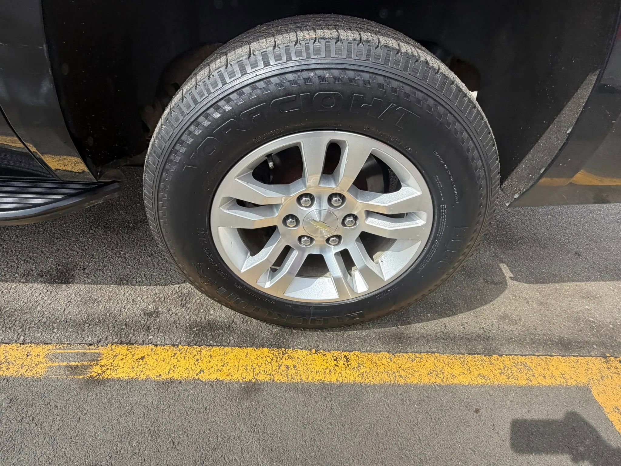 Used 2018 Chevrolet Suburban LT image 9