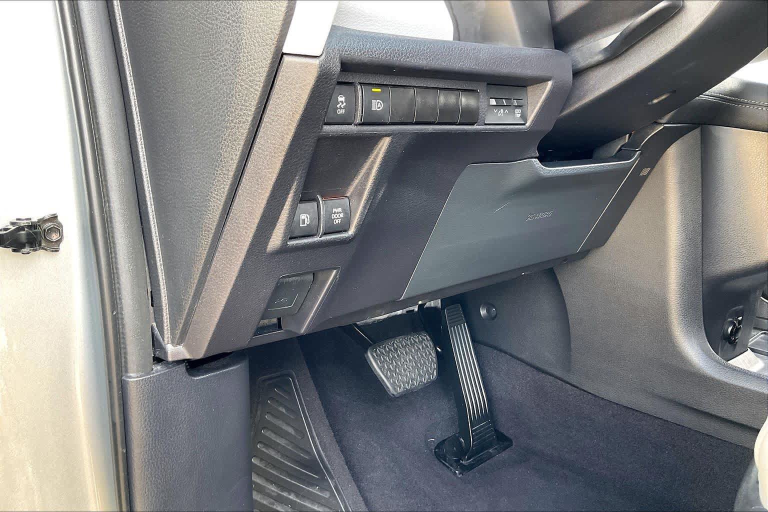 Used 2025 Toyota Sienna XLE FWD image 34