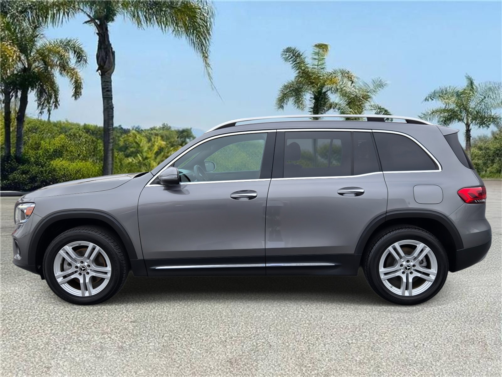 Used 2022 Mercedes-Benz GLB 250 4MATIC w/ Premium Package Lite image 2
