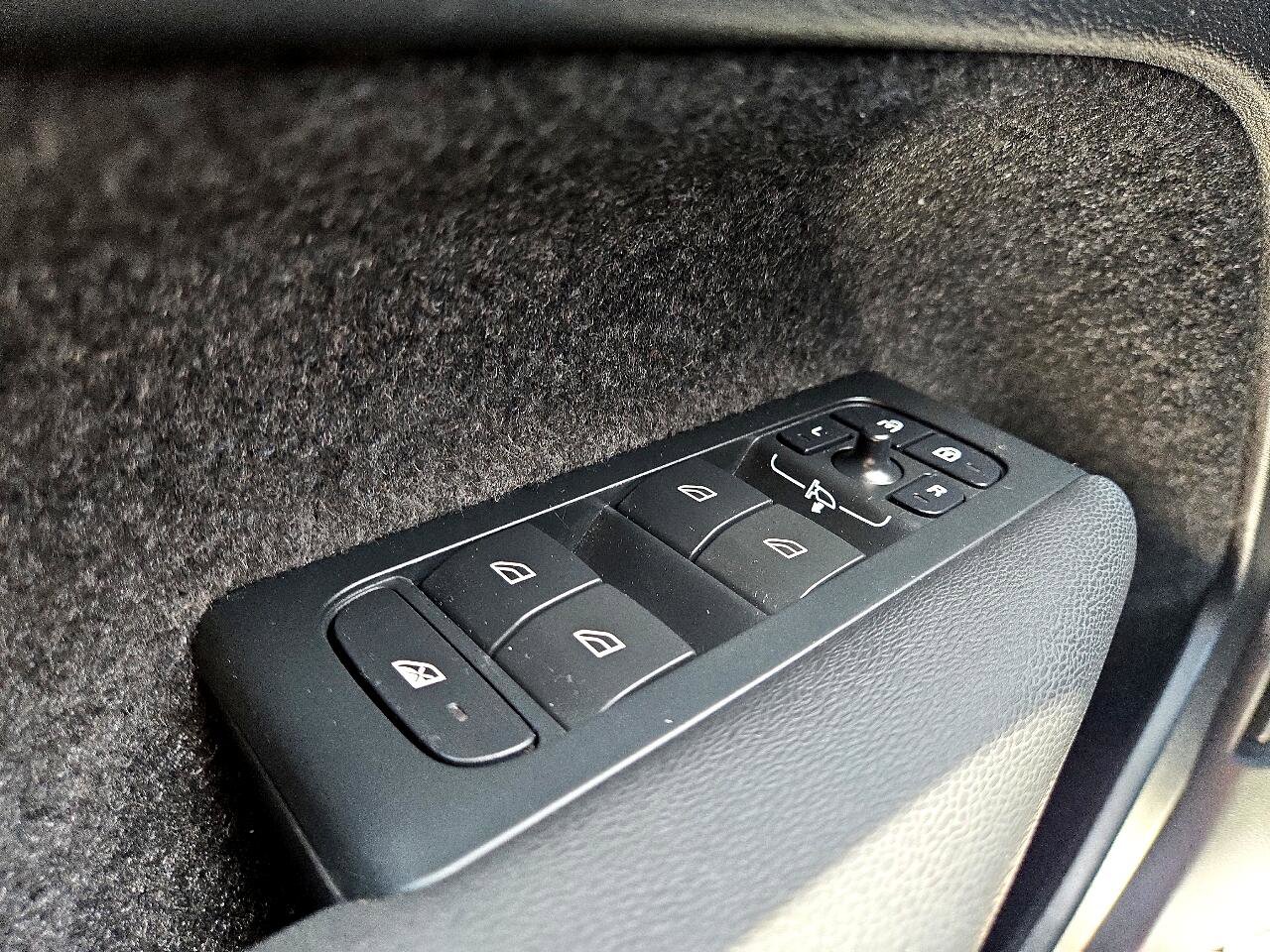 Used 2024 Volvo XC40 B5 Core image 24