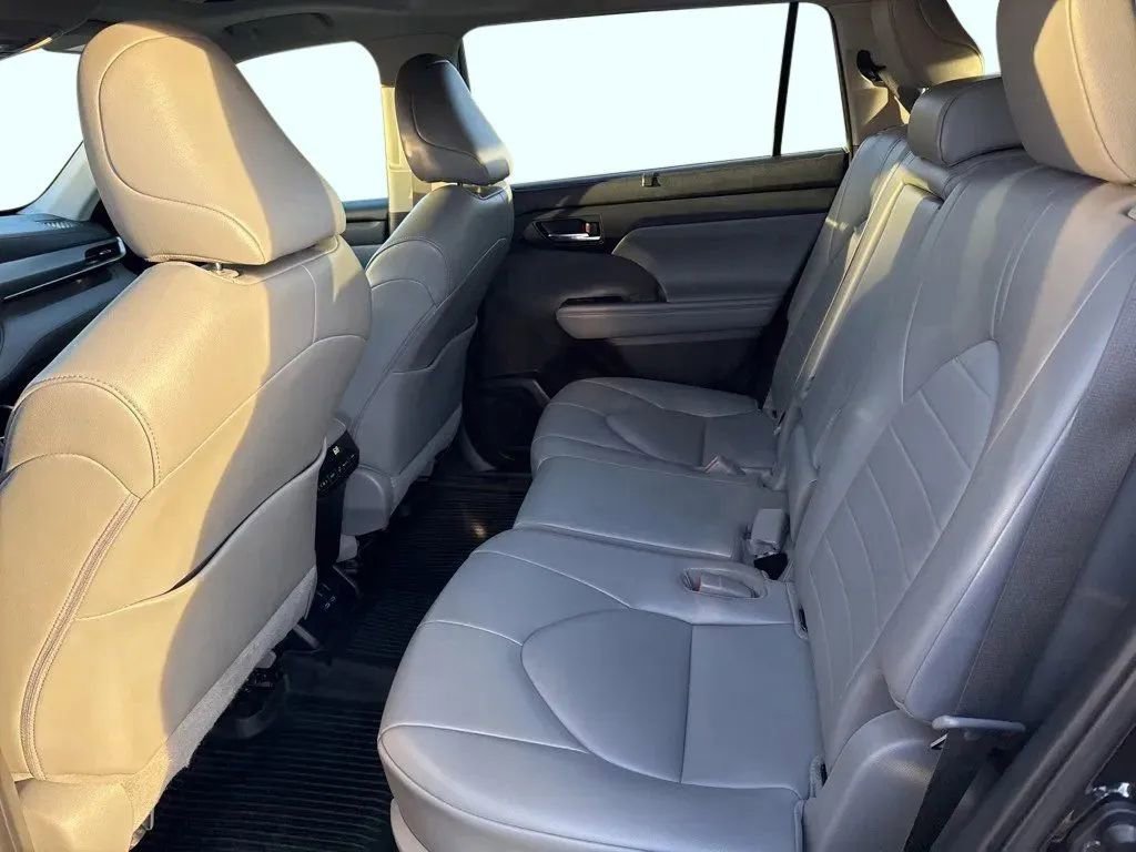Used 2022 Toyota Highlander XLE FWD image 28